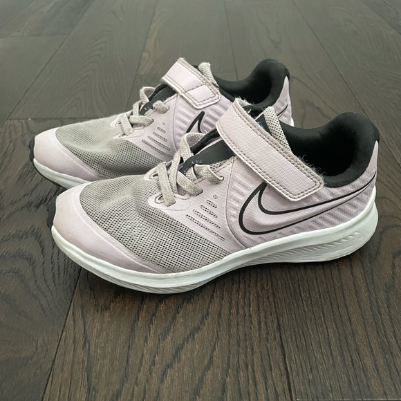 Girls Nike Lilac Shoes Size 13C - Picture 1 of 4